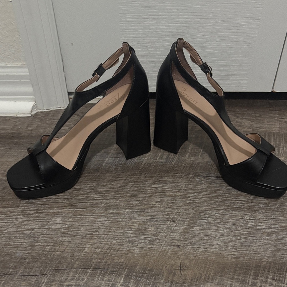 Elegant Tan and Black Women's Heels - Picture 6 of 9